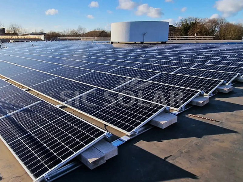 Estrutura para telhado plano com painéis solares fotovoltaicos de 500 kW na Polônia