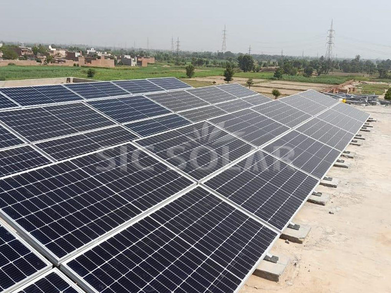 Suportes de montagem para painéis solares de 40 kW em telhados planos no Paquistão