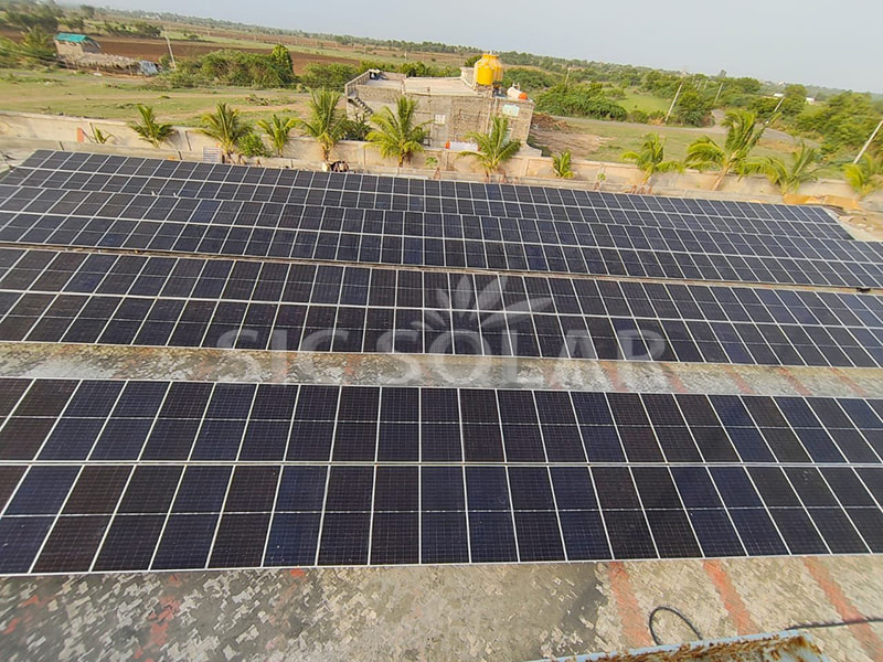 Sistemas fotovoltaicos solares de 500 kW instalados no solo na África do Sul