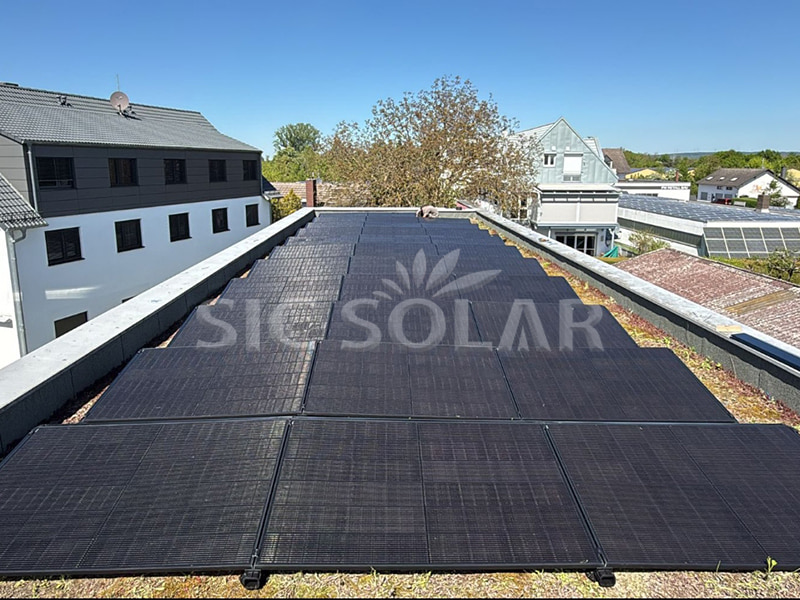 Instalação de painéis solares de 30 kW em telhado plano na Alemanha