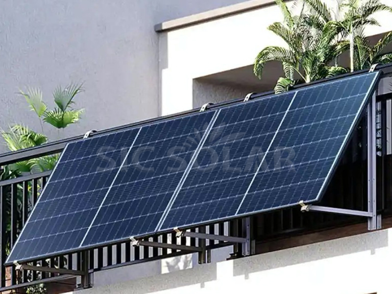 Sistema de instalação de painéis solares de 2 kW em varandas na Romênia