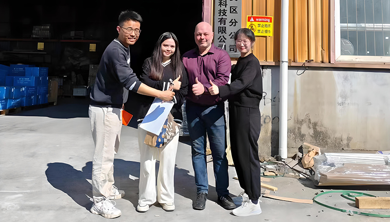 Recebendo calorosamente os hóspedes alemães e traçando o rumo para o crescimento futuro.