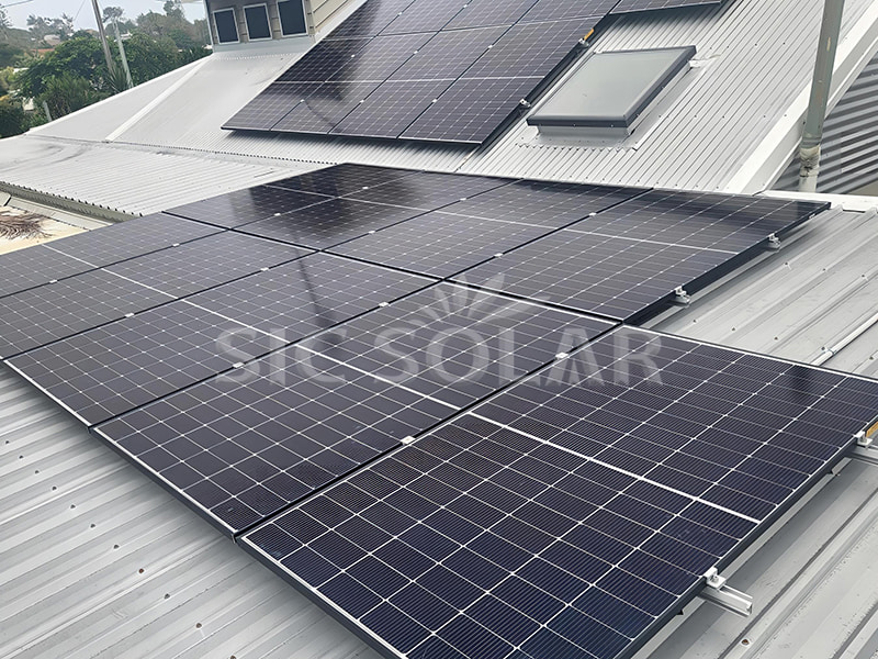 Instalação de painéis solares de 20 kW em telhado de metal corrugado na Bulgária