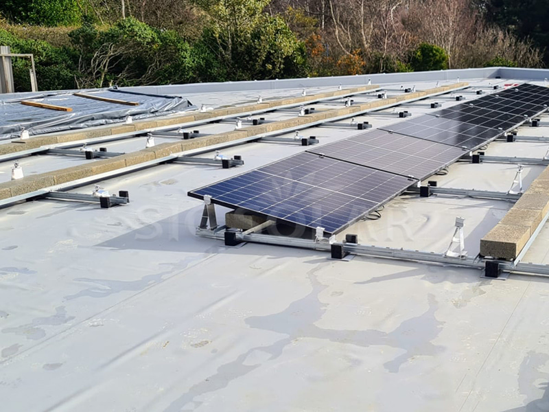 Estruturas de montagem de lastro de 20 kW para telhados planos na Grã-Bretanha