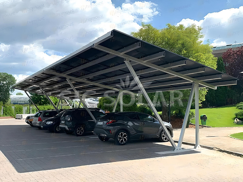 Estrutura de garagem residencial com painéis solares de 20 kW na Polônia