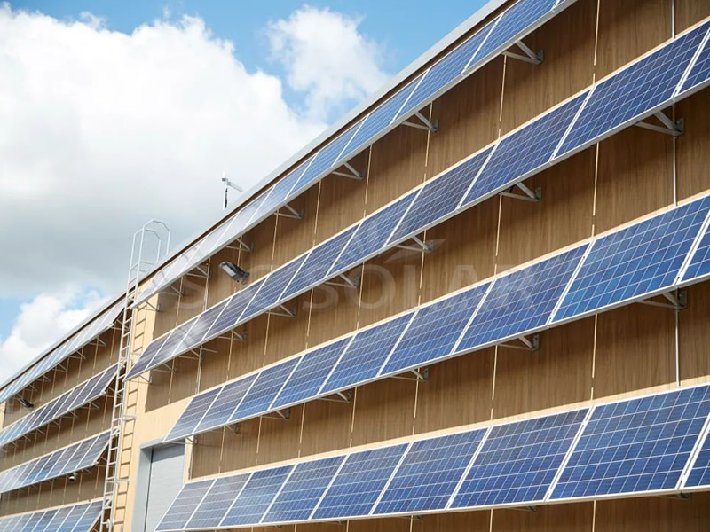 Sistemas de montagem de painéis solares de 30 kW na parede, na China.