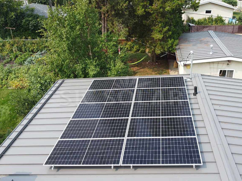 Painel solar de 5 kW com suporte inclinável para telhado metálico no Canadá