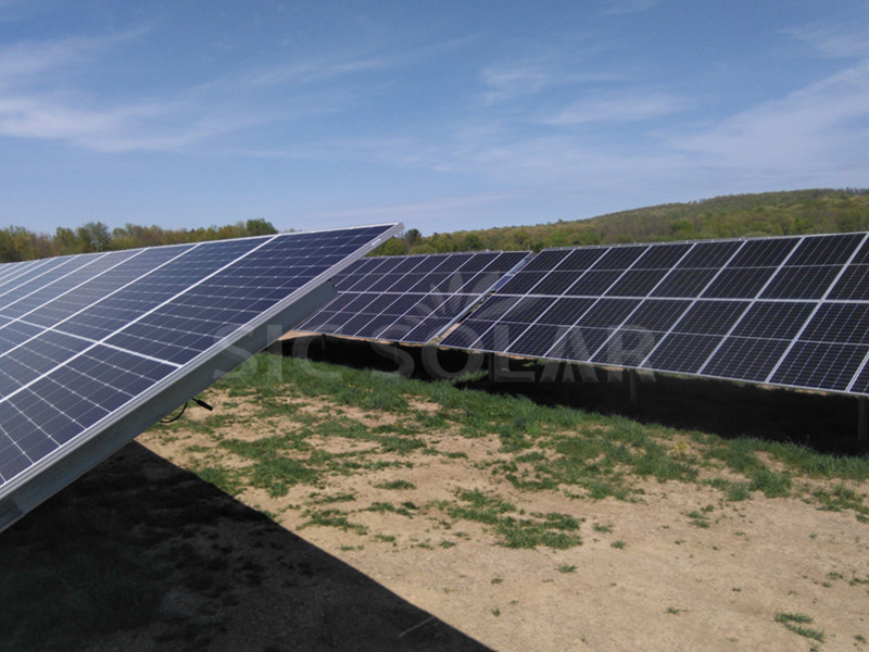 Estrutura para sistema solar fotovoltaico de 100 kW com montagem em solo na Austrália