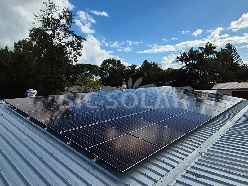 Suportes para painéis solares de 20 kW em telhados metálicos com juntas de encaixe na Nova Zelândia.
