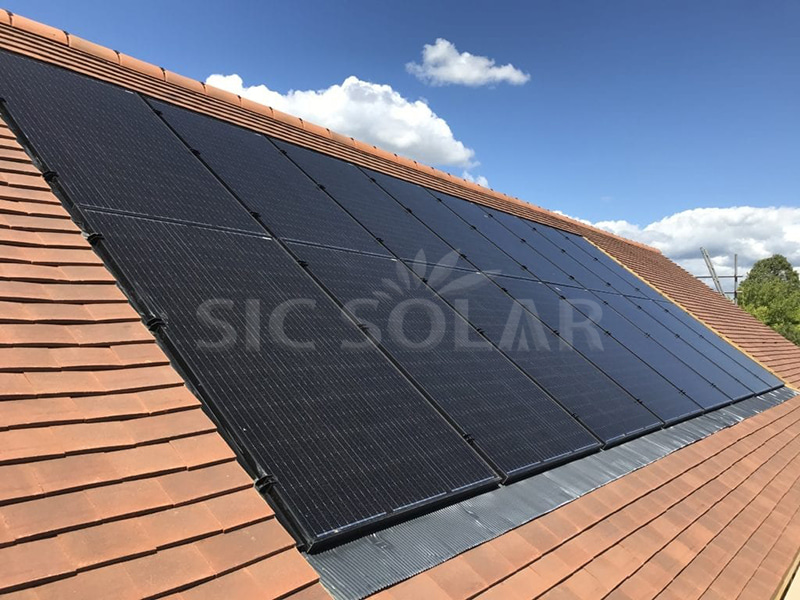 Sistema de montagem solar de 10 kW em telhado de telha na República Tcheca