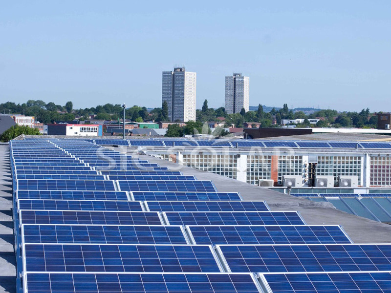 Sistema de fixação para painéis solares de 300 kW com telhado plano e lastro no Reino Unido