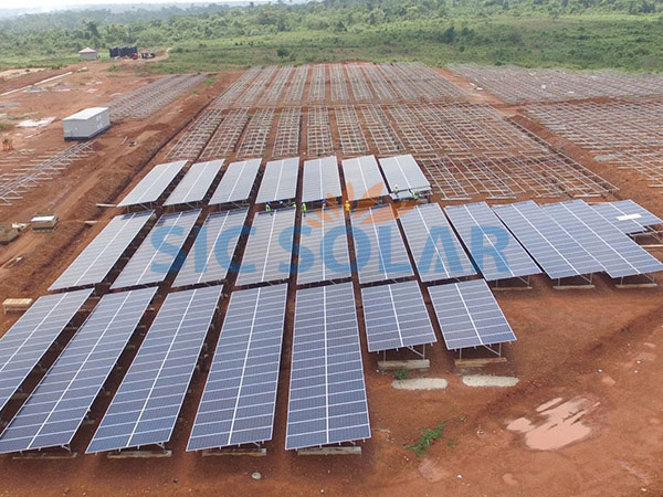 Estrutura de suporte para painéis solares de 5 MW montados no solo na Polônia