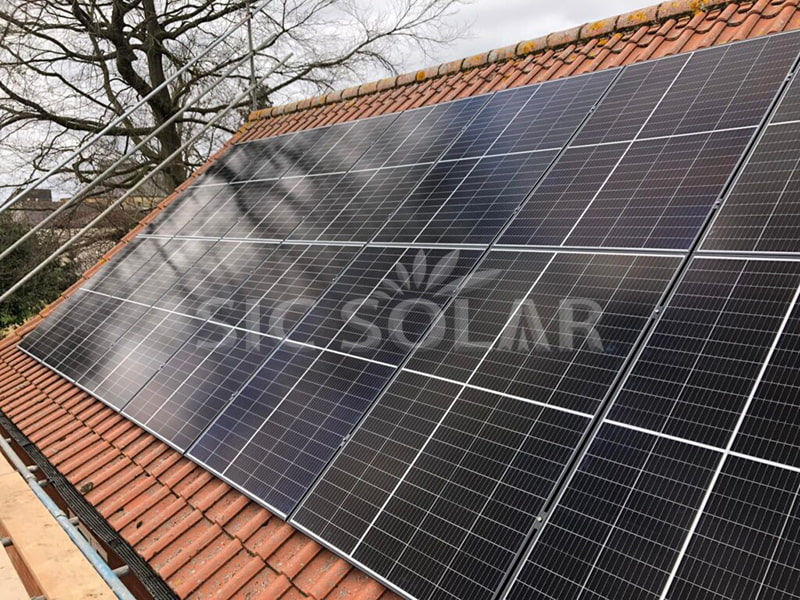 Telhado de telhas de 60 kW com sistema de fixação para painéis solares na Espanha