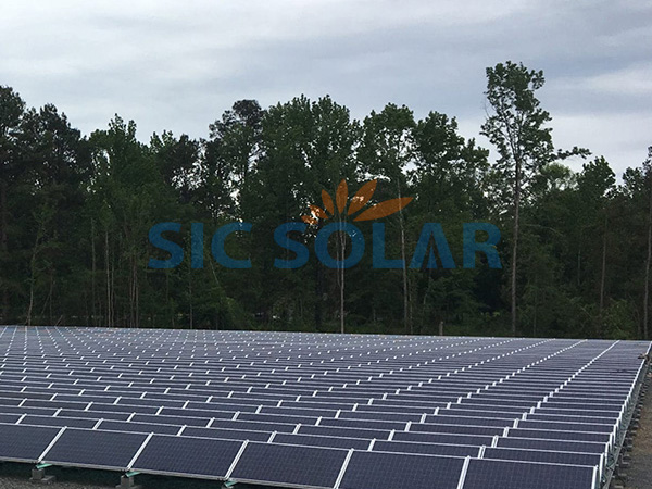 Sistema solar fotovoltaico de 3,5 MW montado no solo na República Tcheca