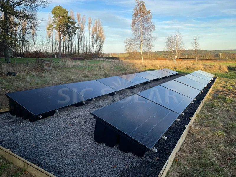 Suporte de solo para painel solar de 10 kW com reator de plástico na Escócia