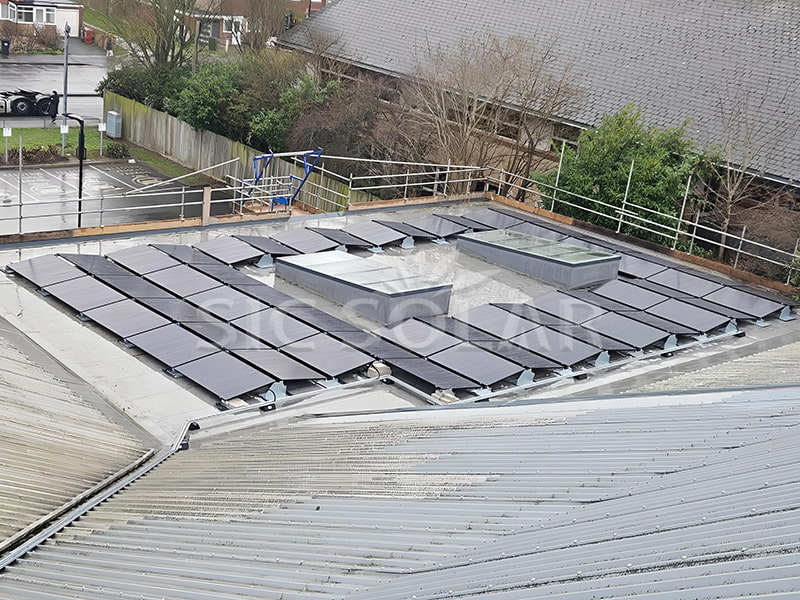 Instalação de painéis solares de 30 kW com lastro em telhados planos na Inglaterra