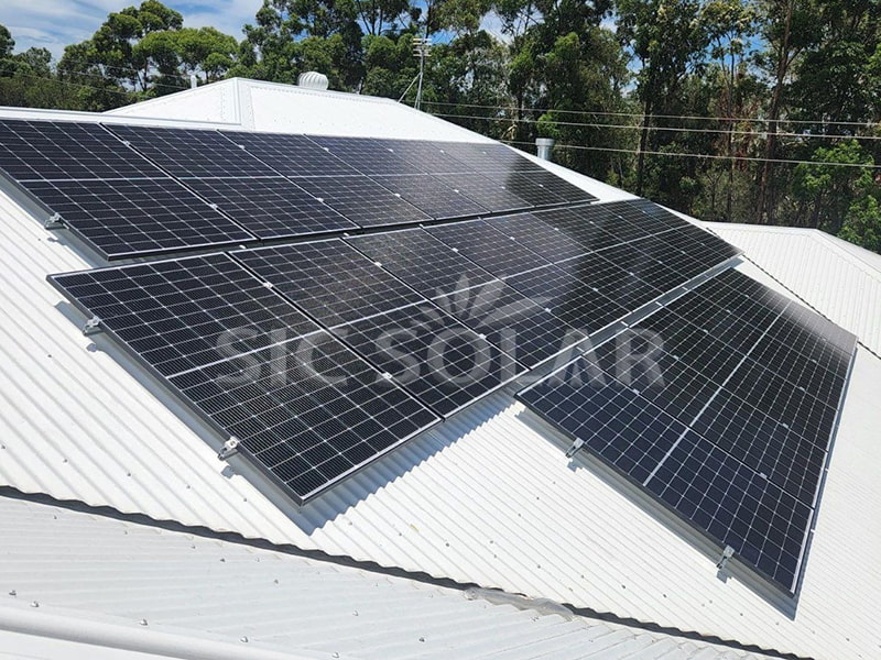 Instalação de painéis solares de 20 kW em telhado metálico na Finlândia