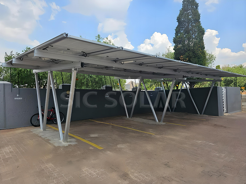 Estrutura de garagem com painéis solares residenciais de 10 kW na Áustria