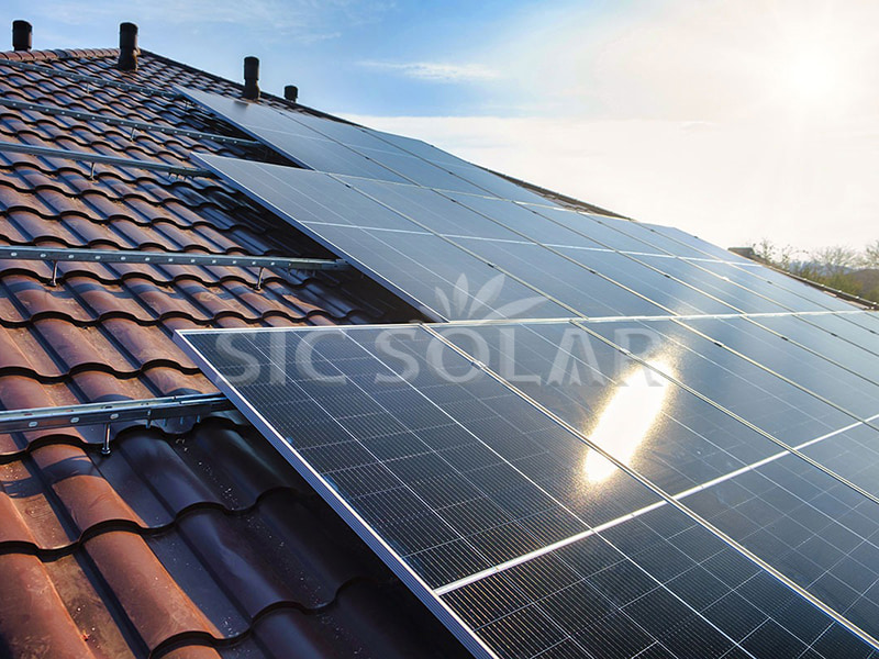 Sistema de rastreamento solar de 20 kW montado no telhado na Noruega