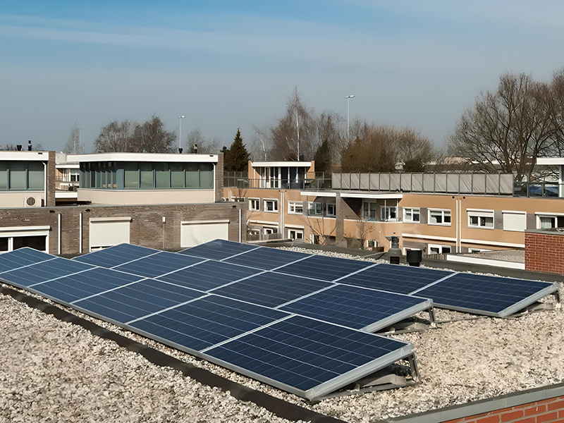 Painéis solares de 8 kW instalados em telhado plano na Inglaterra.