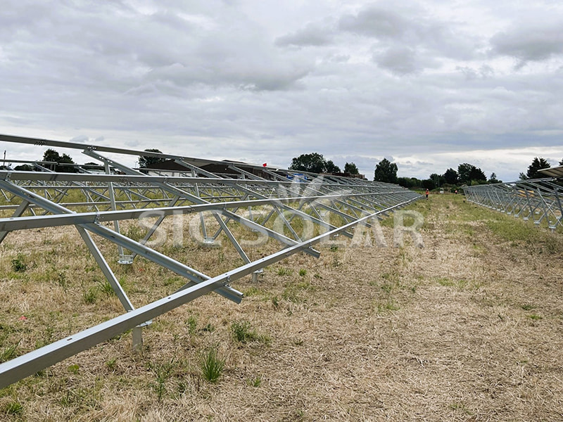 Sistema de montagem em solo para painéis solares de 300 kW (Reino Unido)