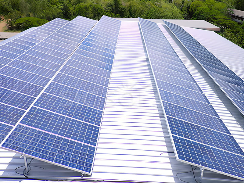 Solução de montagem triangular fixa para painéis solares FFT1 de 60 kW na Sérvia