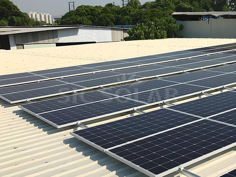 Braçadeiras Klip Lok para painéis solares de 30 kW com suportes de montagem para telhados metálicos no Paquistão.