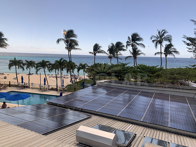 Instalação de painéis solares trapezoidais de 30 kW em telhado metálico nas Filipinas