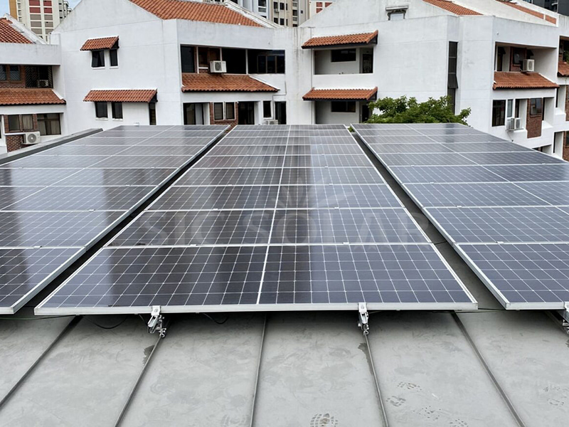 Sistemas de montagem solar de 30 kW para telhados metálicos em Singapura.