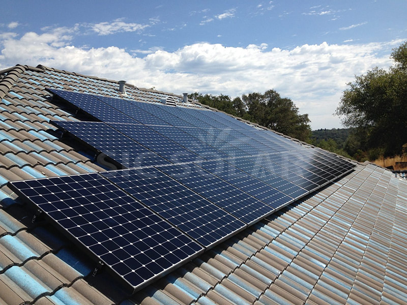 Sistema de suporte de montagem com gancho para telhas solares de 20 kW na Romênia