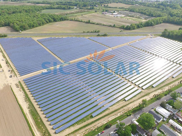 Sistema de montagem em solo para painéis solares de alumínio de 10 MW na Tailândia.