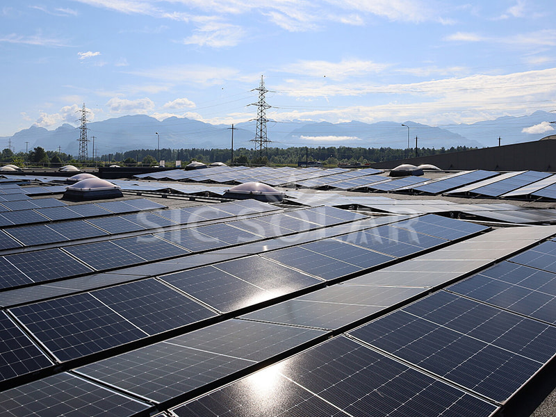Instalação de painéis solares de 2 MW com lastro em telhado plano na Áustria