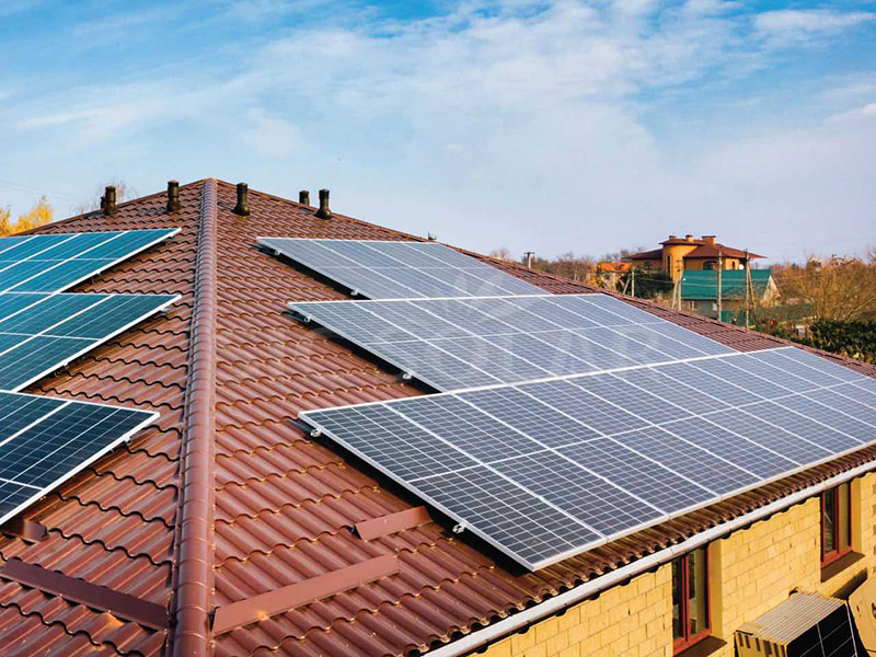 Suportes para painéis solares de 50 kW para telhados de telha na Romênia