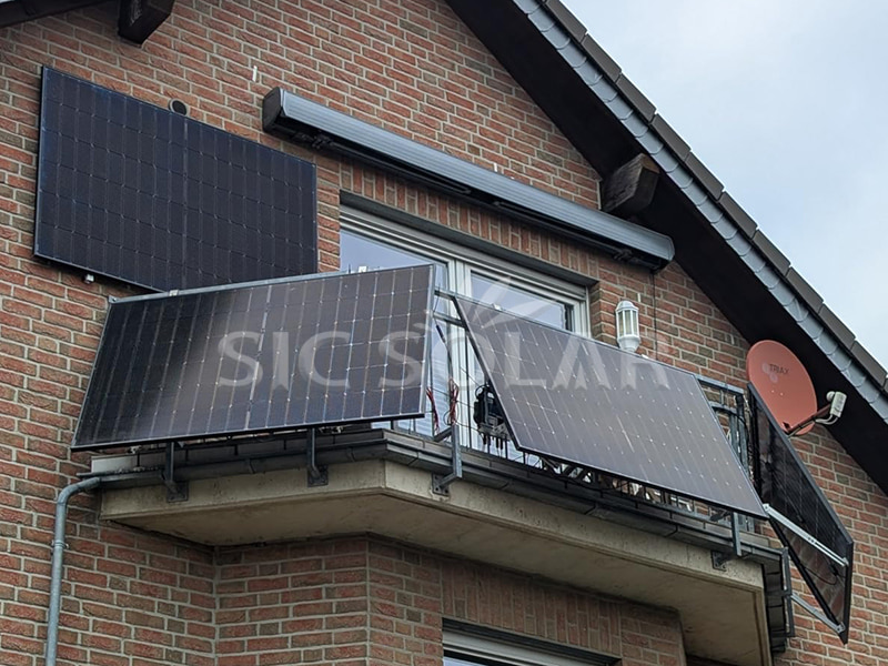 Instalação fácil de painéis solares de 3 kW em varandas na Bélgica.