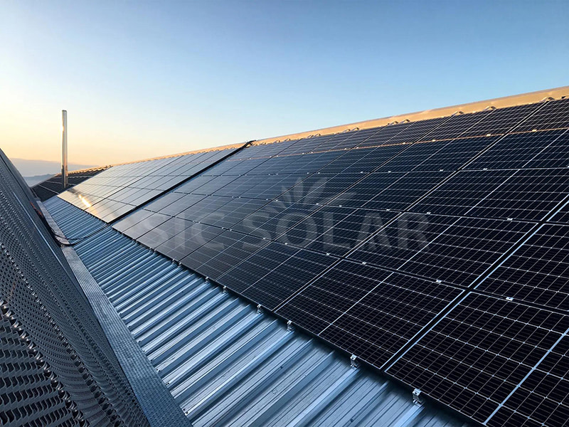 Instalação de painéis solares trapezoidais de 100 kW em telhados na França.