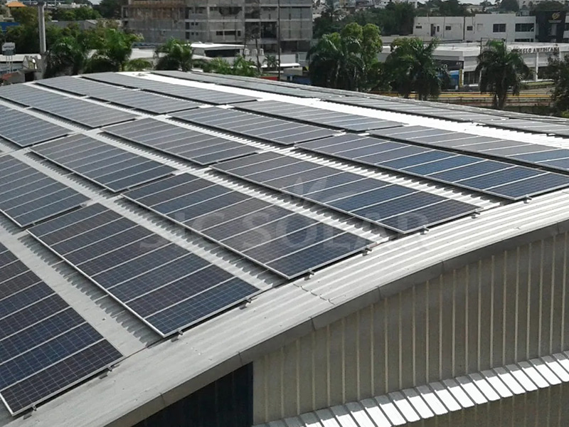 Sistema fotovoltaico de 150 kW com painéis solares montados em telhado metálico na Tailândia.