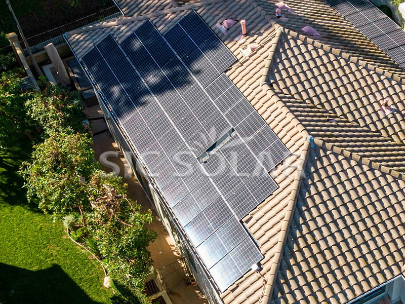 Sistema de painéis solares de 35 kW instalado em telhado inclinado na Nova Zelândia.