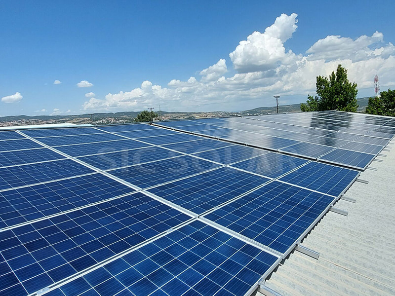 Sistema de instalação de painéis solares industriais de 35 kW em telhado de chapa de ferro em Atenas.