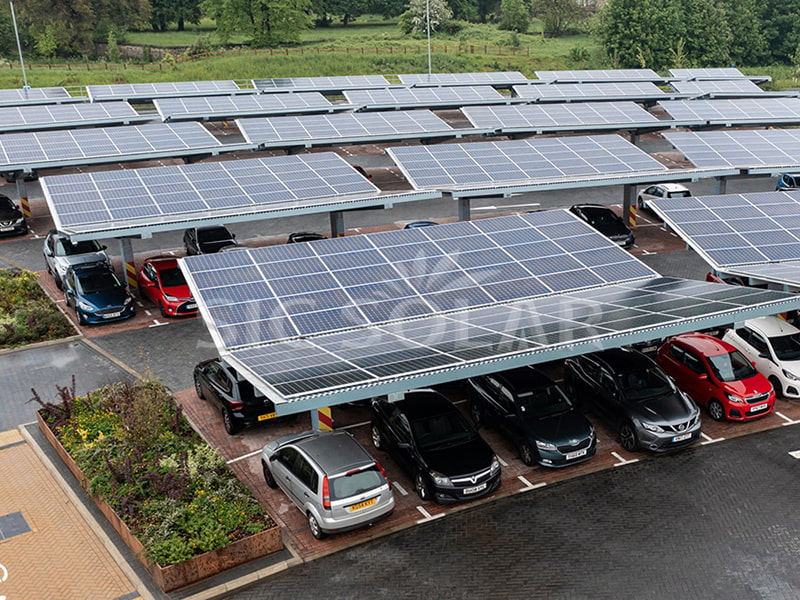 Instalação de estrutura para estacionamento com painéis solares de 700 kW no Quênia
