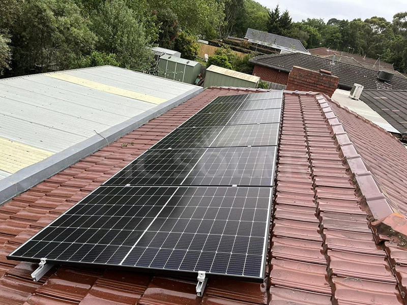Sistema de montagem em telhado com ganchos para painéis solares de 6 kW