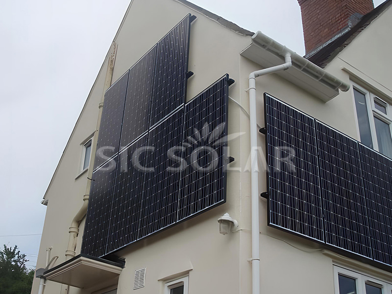Instalação de painéis solares de 5 kW em parede vertical no Reino Unido
