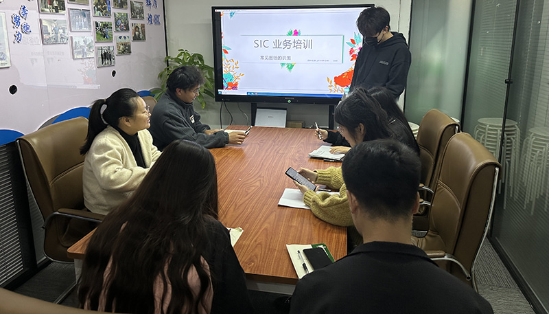 A SIC Solar reforça as habilidades técnicas de sua equipe de vendas.